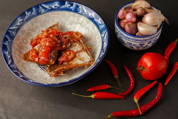 Peixe Salgado Tomate Cebolas Tomates Pimentões Fundo Preto — Fotografia de Stock