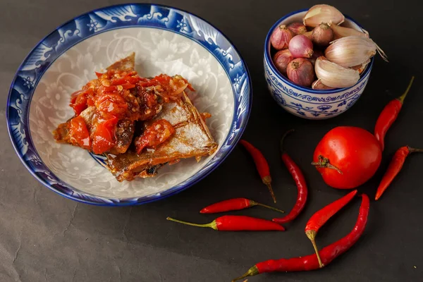 Peixe Salgado Tomate Cebolas Tomates Pimentões Fundo Preto — Fotografia de Stock