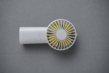 El bilgisayarı vantilatör beyaz. Taşınabilir mini fan. Hemen hemen her yere götürülür..