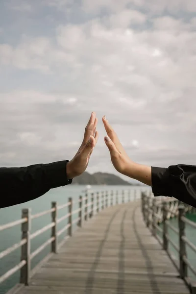 Tangan Dari Pasangan Langit Jembatan Dan Latar Belakang Laut Konsep — Stok Foto