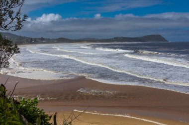 Terrigal 'da gölden su çıkarken sahilde büyük dalgaların yükseldiğini görmek.
