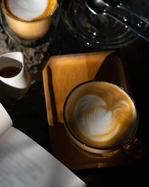 Caffè Latte Set Bevande Mattutine Con Libro Tavolo Vetro Con — Foto Stock