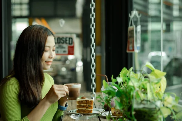 Asain Woman Green Sweater Sitting Cafe Whille Holding Cup Coffee — Stockfoto