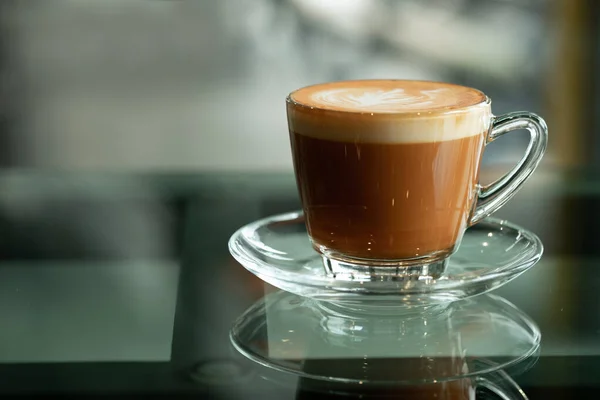 Uma Xícara Café Parte Refeção Mesa Vidro Com Fundo Embaçado — Fotografia de Stock