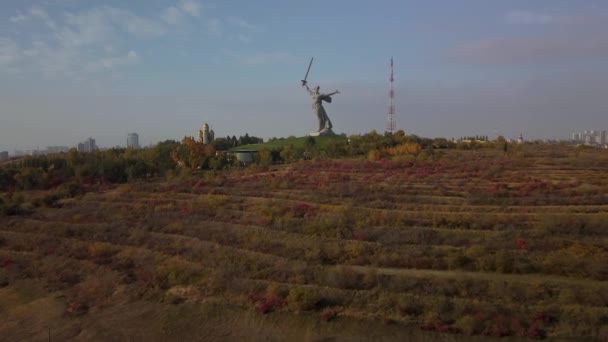 ロシアのヴォルゴグラード ママエフ クルガンの街 祖国からの電話だ スターリングラードの戦いの英雄への記念碑 4Kドロンビデオ — ストック動画