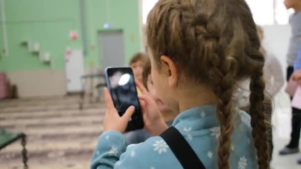 女の子はスマホのカメラで部屋の写真を撮る — ストック動画