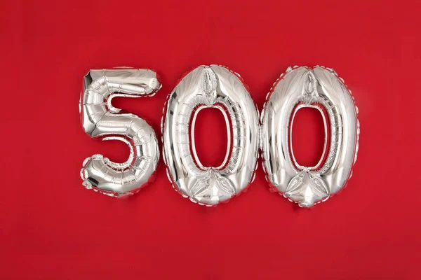 Fentről Ezüst Fényes Léggömbök Bemutató Száma 500 Piros Háttér Szórt — Stock Fotó