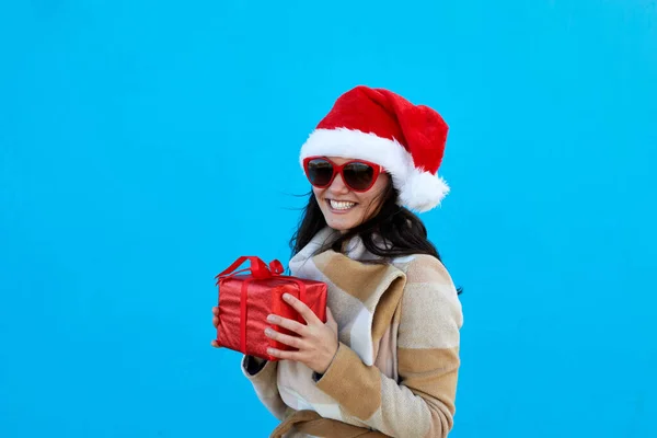 Красивая Молодая Женщина Шляпе Санта Клауса Бежевом Пальто Берета Солнцезащитные — стоковое фото