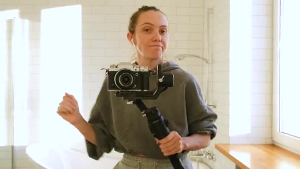 Mujer blogger bailando con cámara en estabilizador — Vídeos de Stock