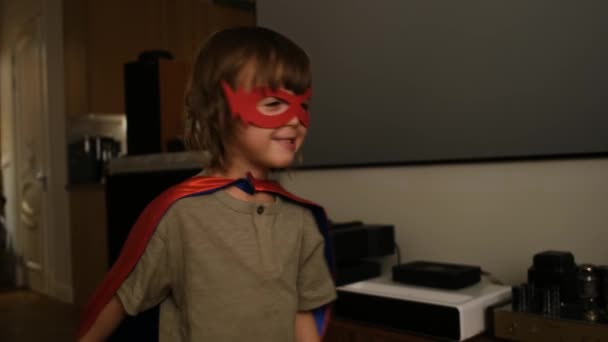 Dzieciak w kostiumie superbohatera w domu — Wideo stockowe