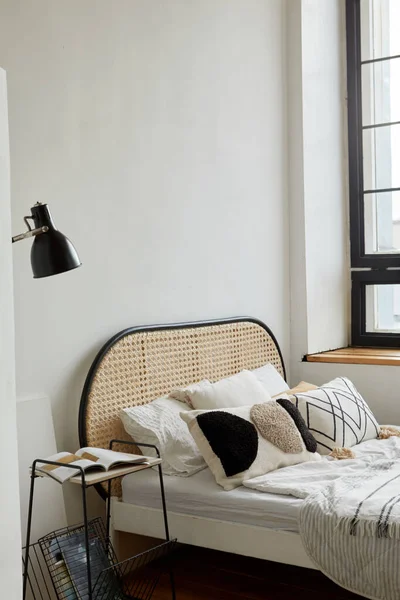 Φωτεινό υπνοδωμάτιο σε μοντέρνο διαμέρισμα σε minimal στυλ — Φωτογραφία Αρχείου