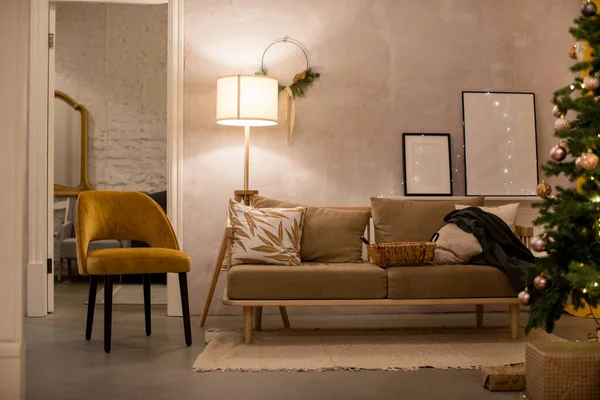 Sofá Confortável Com Almofadas Colocadas Tapete Perto Poltrona Sala Estar Fotos De Bancos De Imagens