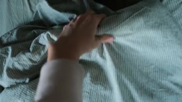 Mão levanta o cobertor e há uma criança rindo se escondendo — Vídeo de Stock