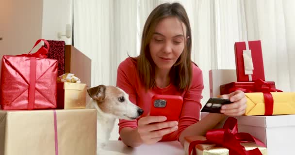 Dame achetant en ligne avec carte de crédit et smartphone animal domestique — Video