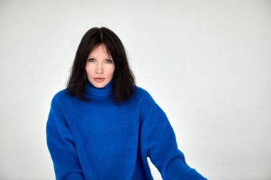 Kaşları olmayan sıra dışı güzel bir kadın.