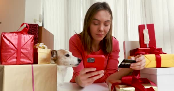 Леди покупает онлайн с кредитной картой и смартфоном домашнее животное — стоковое видео