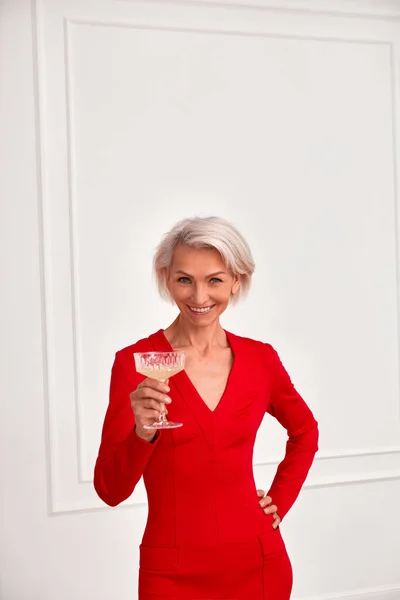 Contenido mujer madura con copa de champán —  Fotos de Stock