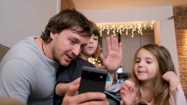 Pais com crianças falando por smartphone — Vídeo de Stock