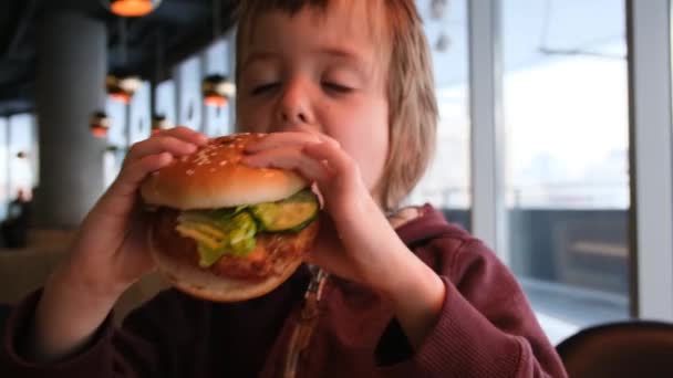 Bambino mangiare hamburger da vicino — Video Stock