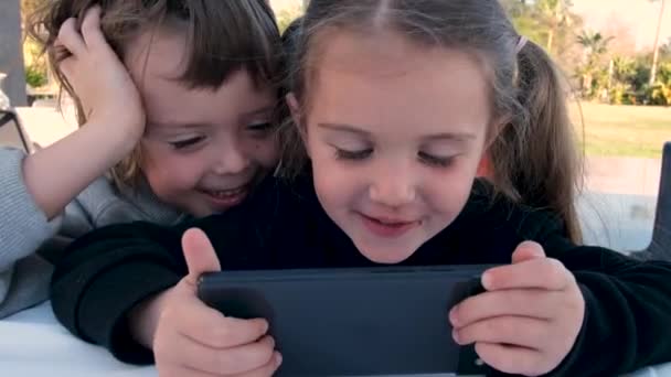 Happy kids with smartphone together — Stock video