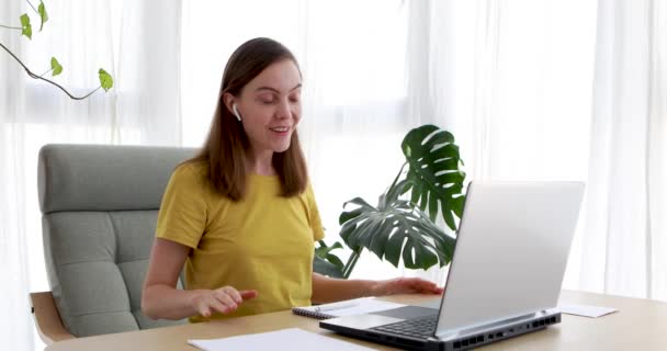 Vrouw spreekt op video gesprek met vriend klant collega met behulp van laptop computer — Stockvideo