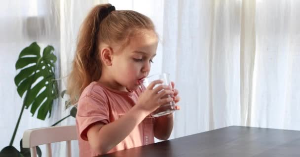 Mignon enfant boit une tasse d'eau — Video