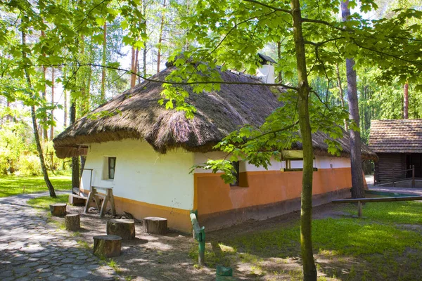 ウクライナのキエフ州ブゾヴァ村の伝統的なウクライナの家 — ストック写真