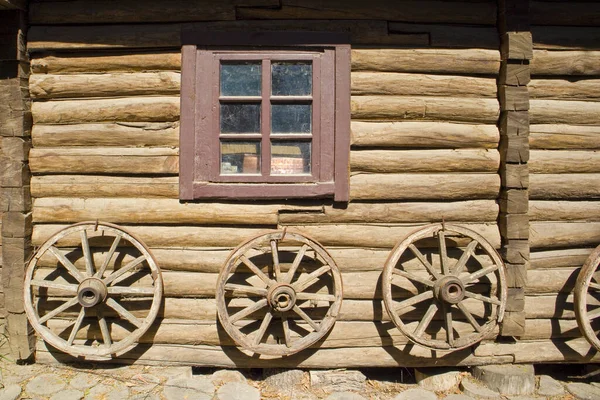 Holzräder Vor Holzwand Dorf — Stockfoto