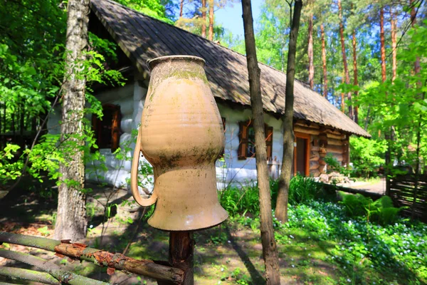 Pote Sobre Cerca Casa Tradicional Ucraniana Aldeia Buzova Kiev Oblast — Fotografia de Stock