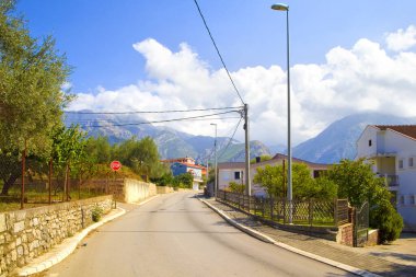 Karadağ 'daki köyde yol manzarası