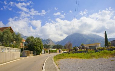 Karadağ 'daki köyde yol manzarası