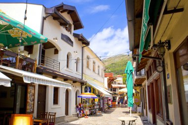 Karadağ 'ın Old Bar kentindeki tarihi caddede dükkanlar ve kafeler