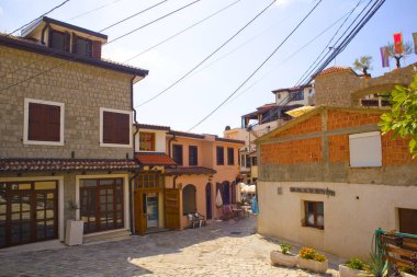 Karadağ 'ın Old Bar kentindeki tarihi caddede dükkanlar ve kafeler