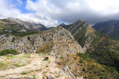 Karadağ 'da güneşli bir günde dağlarla çevrili manzara