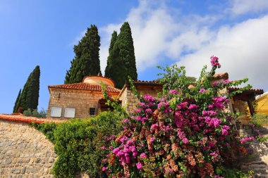 Omerbasic Camii (1662 yılında inşa edildi) Karadağ 'ın Bar (Stari Bar) şehir merkezinde