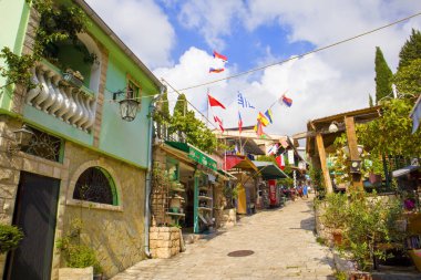 Bar, Karadağ - 15 Eylül 2021. Karadağ 'ın Old Bar kentindeki tarihi cadde