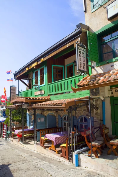  Karadağ 'ın Eski Barı' ndaki sokak kafesinin manzarası