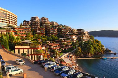 Karadağ 'ın Budva kentindeki Dukley Gardens apartmanı