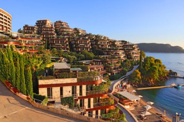 Karadağ 'ın Budva kentindeki Dukley Gardens apartmanı