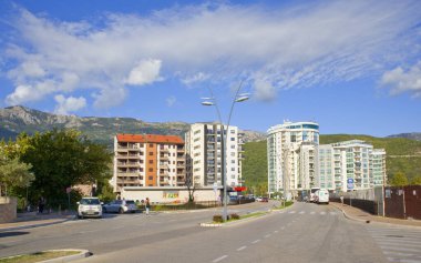 Budva, Karadağ - 15 Eylül 2021. Budva 'daki modern evler