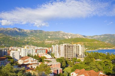 Karadağ 'ın Budva kentinde modern evler 