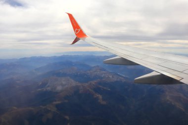 Budva, Karadağ - 15 Eylül 2021. Bir sinek sırasında uçağın kanadı.