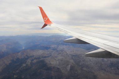 Budva, Karadağ - 15 Eylül 2021. Bir sinek sırasında uçağın kanadı.