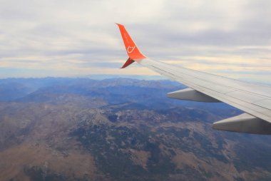 Budva, Karadağ - 15 Eylül 2021. Bir sinek sırasında uçağın kanadı.