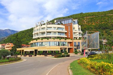 Budva, Karadağ - 15 Eylül 2021. Karadağ 'ın Budva kentindeki modern otel