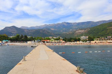 Karadağ 'ın Budva plajında insanlar dinleniyor