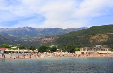 Karadağ 'ın Budva plajında insanlar dinleniyor