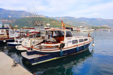 Budva, Karadağ - 15 Eylül 2021. Budensky Körfezi 'nde yatlar ve tekneler