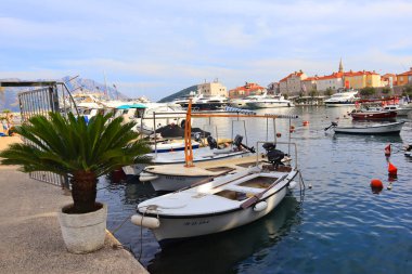 Budva, Karadağ - 15 Eylül 2021. Budensky Körfezi 'nde yatlar ve tekneler