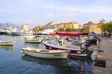 Karadağ 'ın Budva kentindeki Budensky Körfezi' nde yatlar ve tekneler